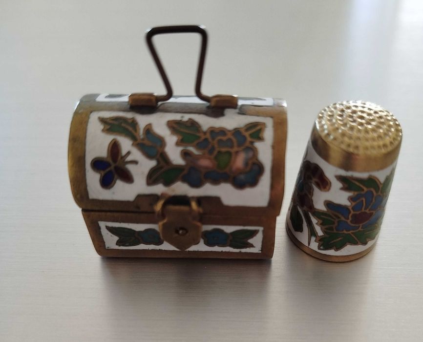 Antiga e curiosa Caixinha com Dedal, metal "Cloisonné"