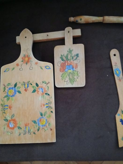 Zestaw drewnanych rzeczy do kuchni  z motywem  łowickim
