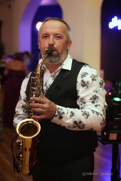 DJ & saksofonista Simon Vonsky  konferansjer, wodzirej