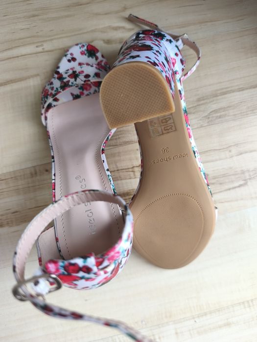 Nowe buty na słupku