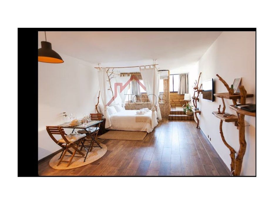 ApartamentoT1, situado no 8.º piso do prestigiado Edifício Portugal...