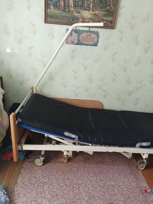 Медичне ліжко з електроприводом і пультом