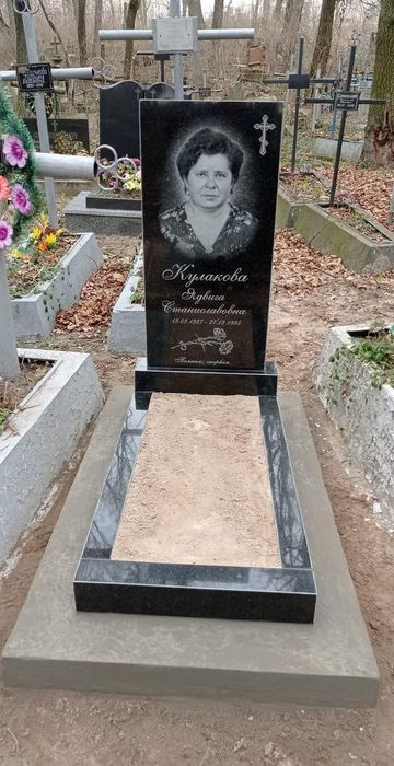 Памятники від 8000 грн