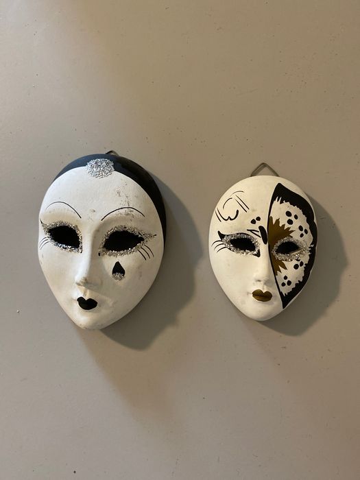 Par de máscaras de Veneza, em porcelana