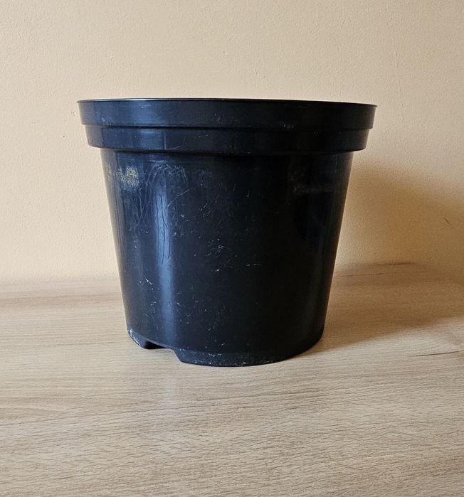 Doniczka czarna używana w dobrym stanie