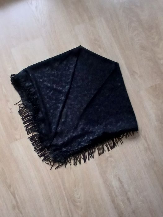 Czarna chusta z frędzlami