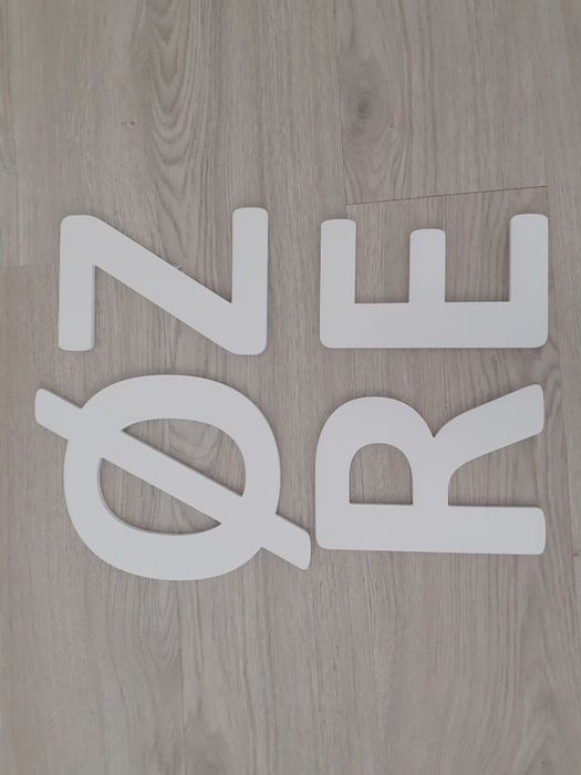 Letras PVC branco e cinza escuro