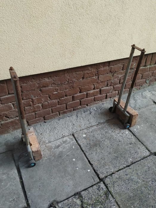 Підставки на колесах для руху швелерів,кругляка дерева та ін. силові