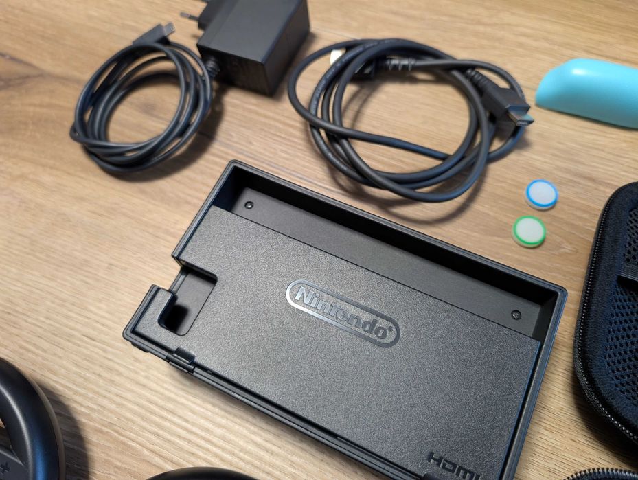 Konsola Nintendo Switch z akcesoriami, etui, torba, kierownice