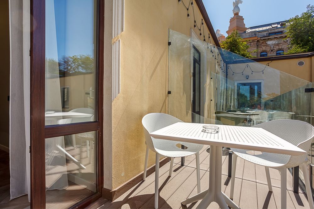 Номер з балконом Готель Літо Одеса є генератор та укриття