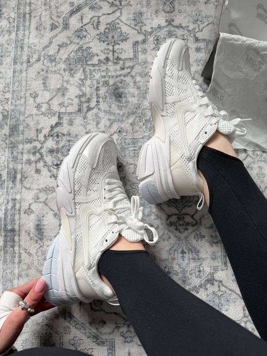 Nike V2K Runtekk White Flowers трендові жіночі кросівки найк в2к рантек