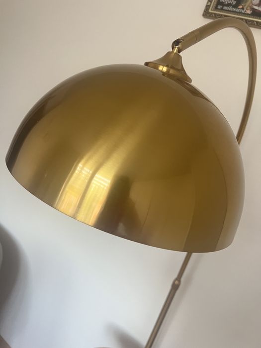 Lampa ze stacja ładującą