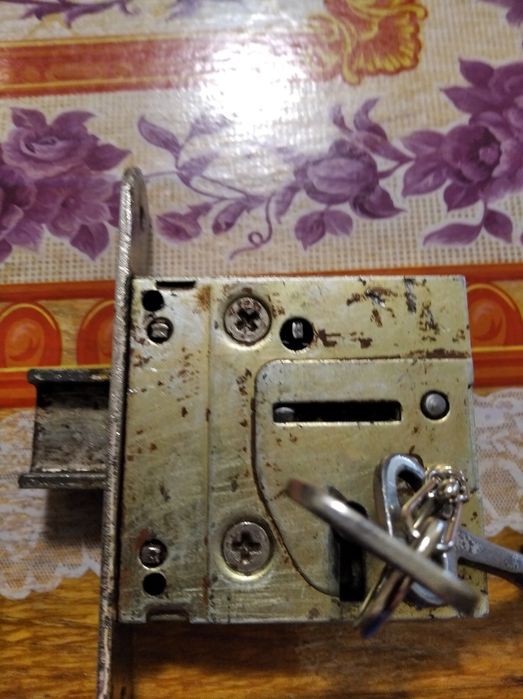 Замок    врезной.