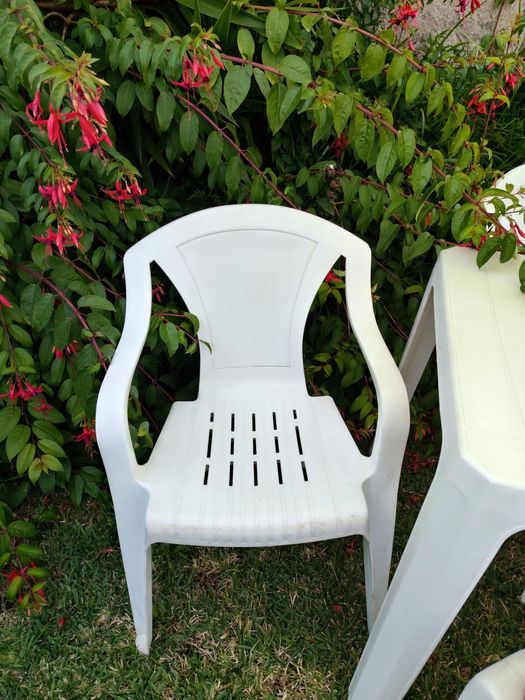 Dois conjuntos de mesa e quatro cadeiras
