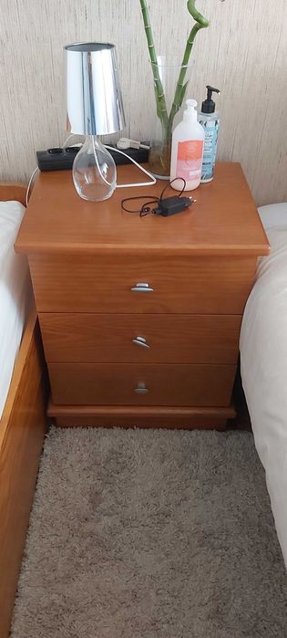 Cama com colchao e mesa de cabeceira