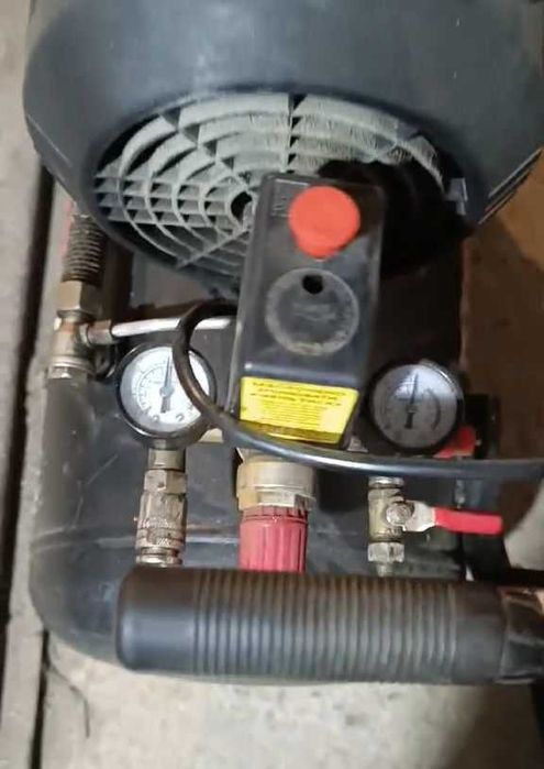 Компрессор б\у, повністю справний.