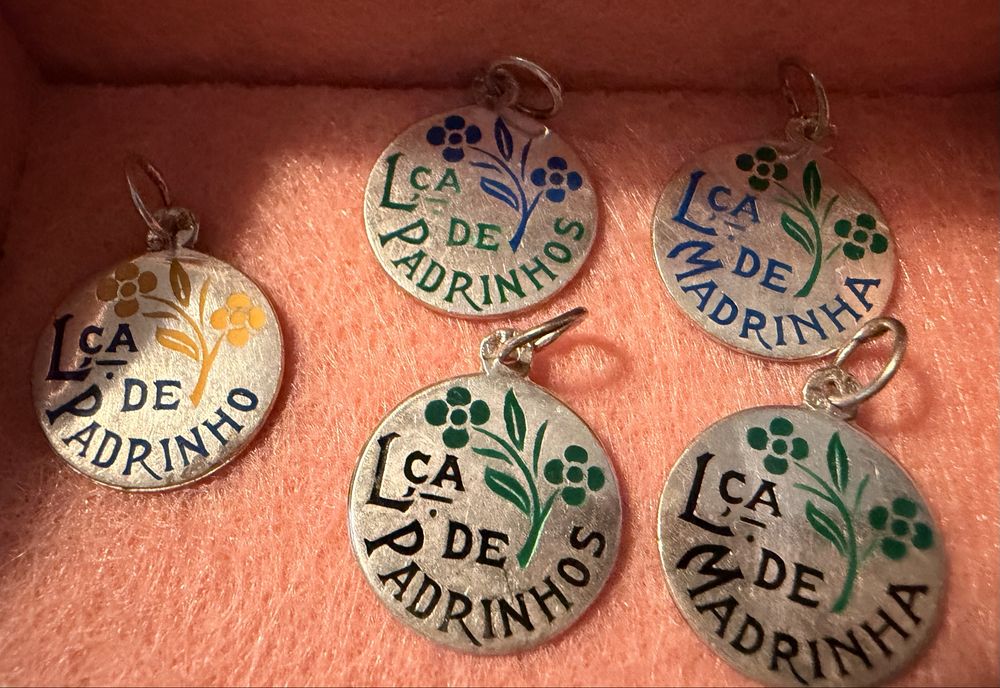 Medalhas em prata "lembrança de..."