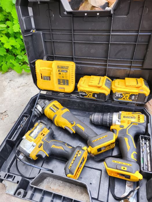 Б/У Набор аккумуляторного инструмента 4в1 в стиле  DeWalt гайковёрт,болгарка, шуруповёрт. 2 АКБ + зарядная станция