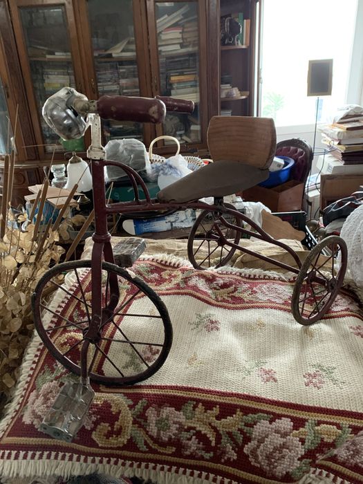 Triciclo Infantil Vintage em Ferro com Banco de Madeira – Peça Antiga