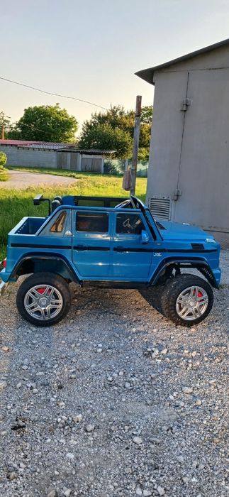 Дитячий електромобіль