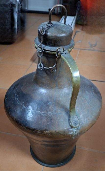 Pote em cobre antigo em bom estado