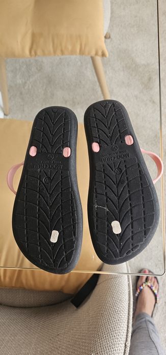 Chinelos / Sandálias Moo Chuu (Tamanho 36) – Preto/Rosa com Estrela e Coração