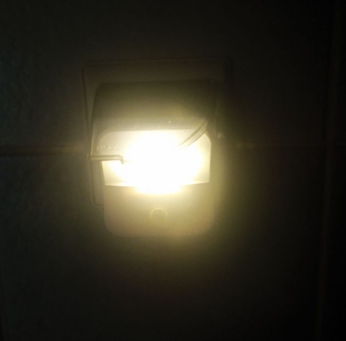 Lampka nocna LED z czujnikiem zmierzchu