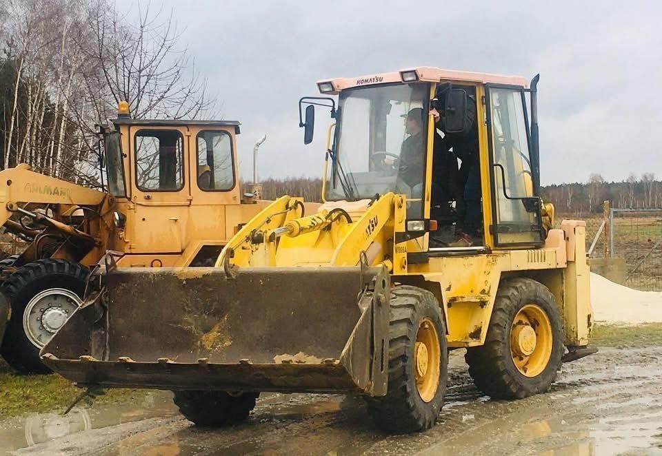 Koparko-ładowarka Komatsu WB98A 4x4 – 2000 r. – stan techniczny idealny