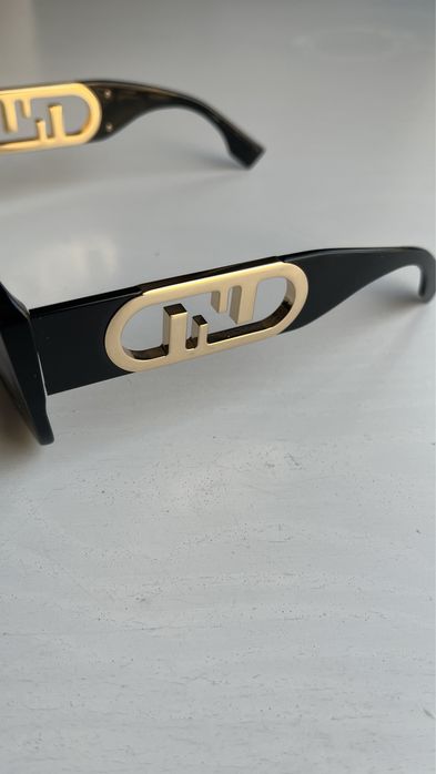 Okulary przeciwsłoneczne Fendi FE40048U 01B