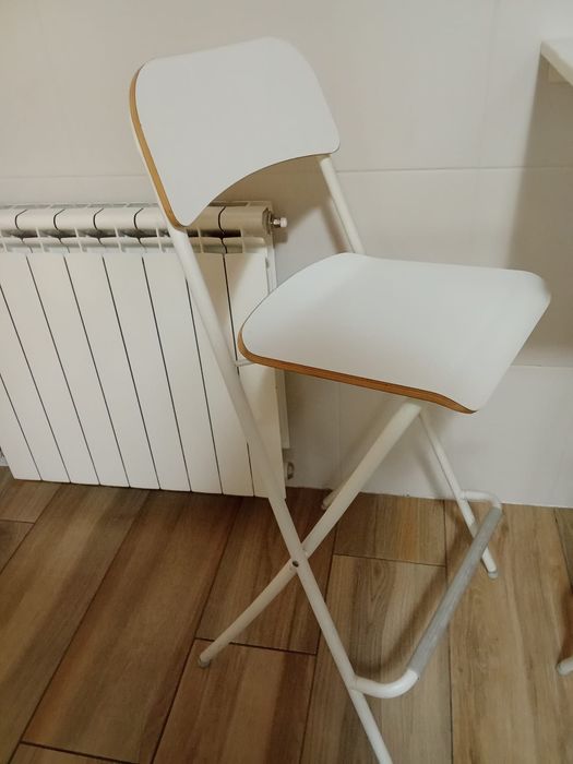 Mesa  rebatível IKEA com 3 bancos altos