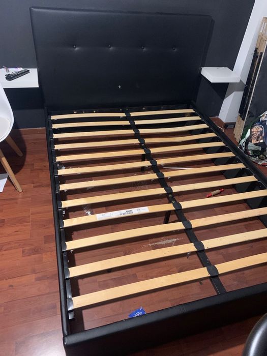 Cama pele sintetica preta com estrado ripas  + Armario Closet Branco