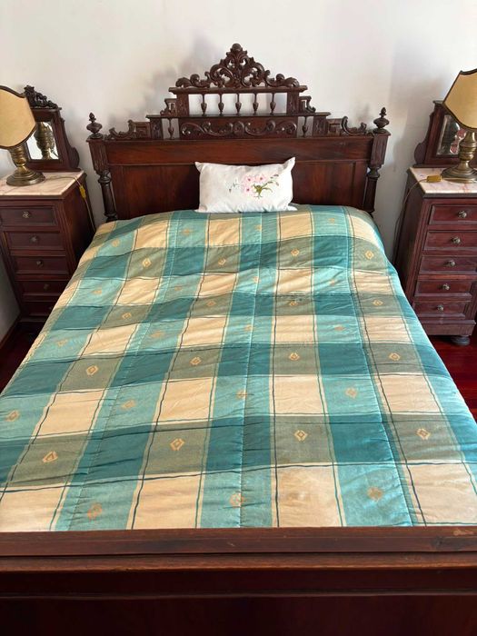 conjunto cama e mesas de cabeceira