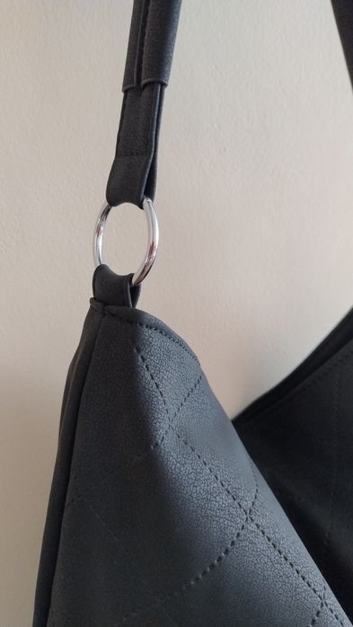 Czarna torebka damska.