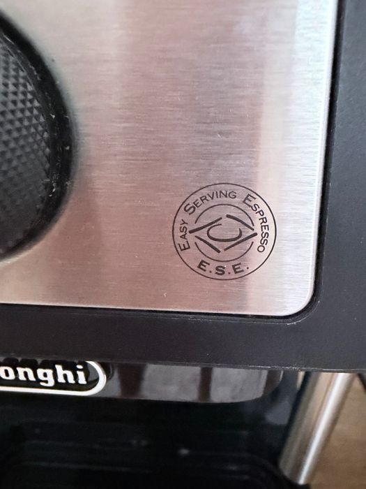 Кавоварка ріжкова Delonghi EC260BK