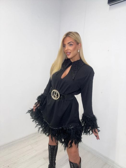 Piękna sukienka z piórami logo paparazzi fashion