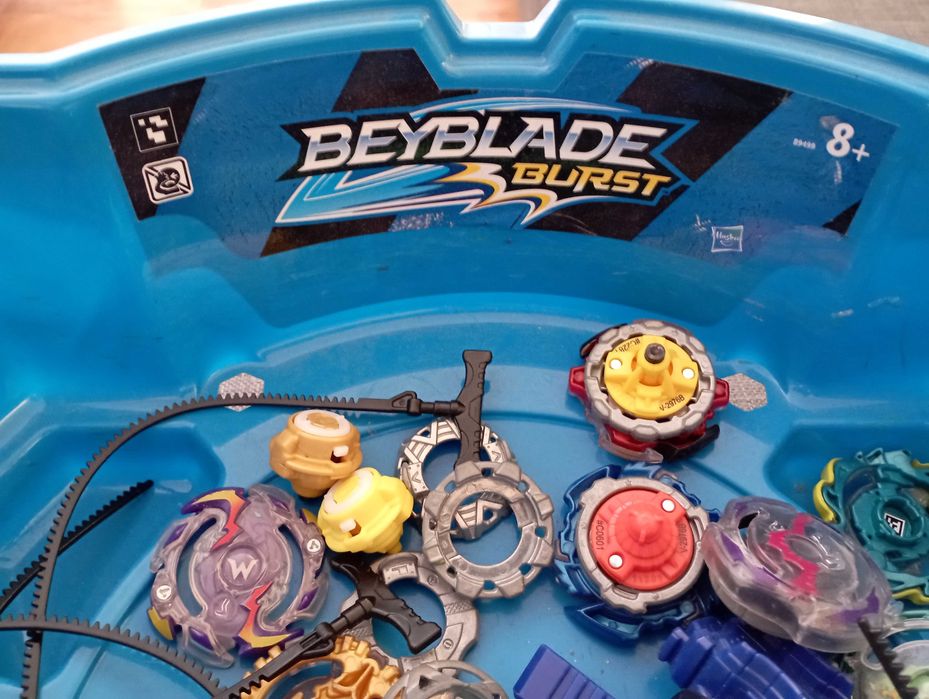 Beyblade Burst - Estádio e 8 Beyblades diferentes