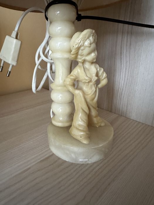 Lampka marmurowa z chlopcem
