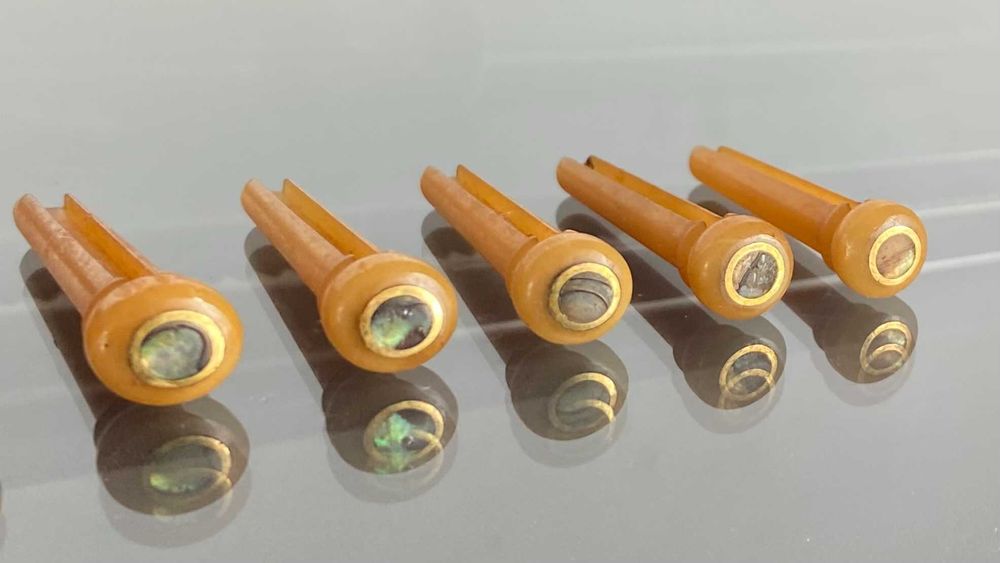 Pins em osso de camelo c/ pontos abalone Guitarra Folk