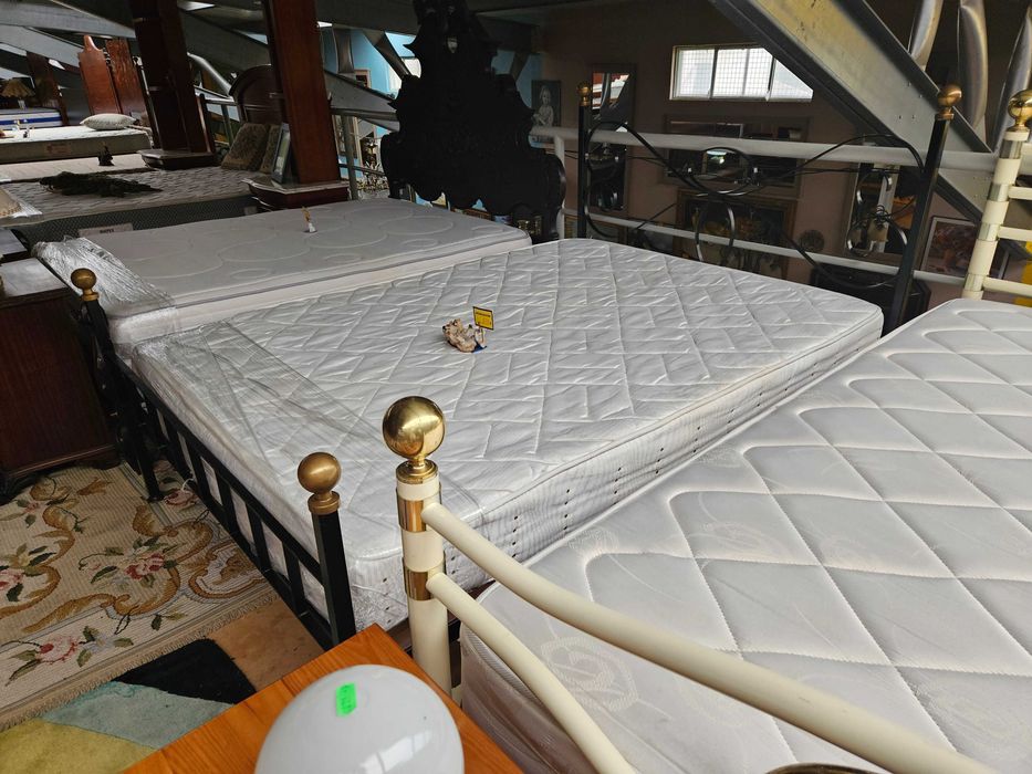Cama em ferro com estrado e colchão - Bom estado geral