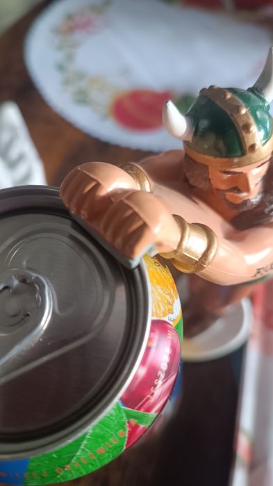 Figurka wikinga służąca za uchwyt do puszki