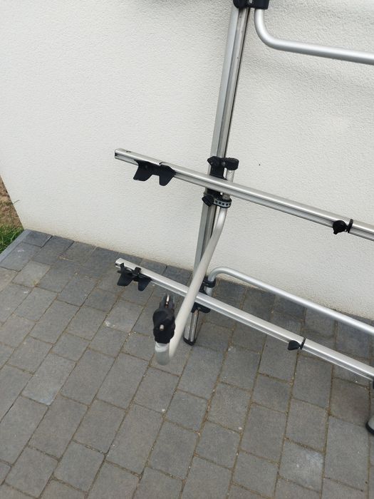 Bagażnik rowerowy dachowy Tuv na trzy rowery.