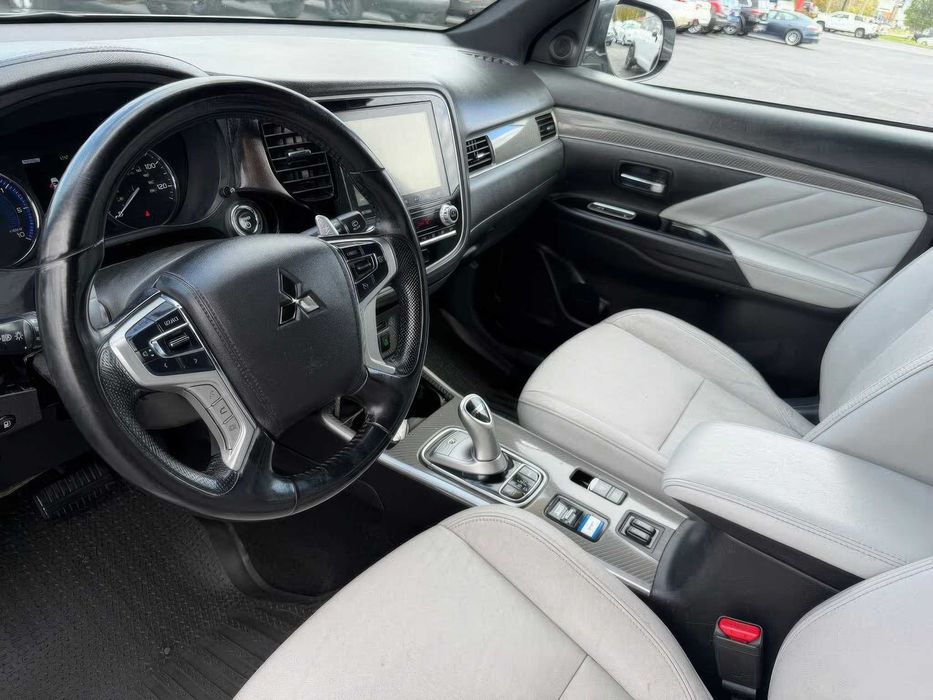 Mitsubishi Outlander PHEV SEL      2022