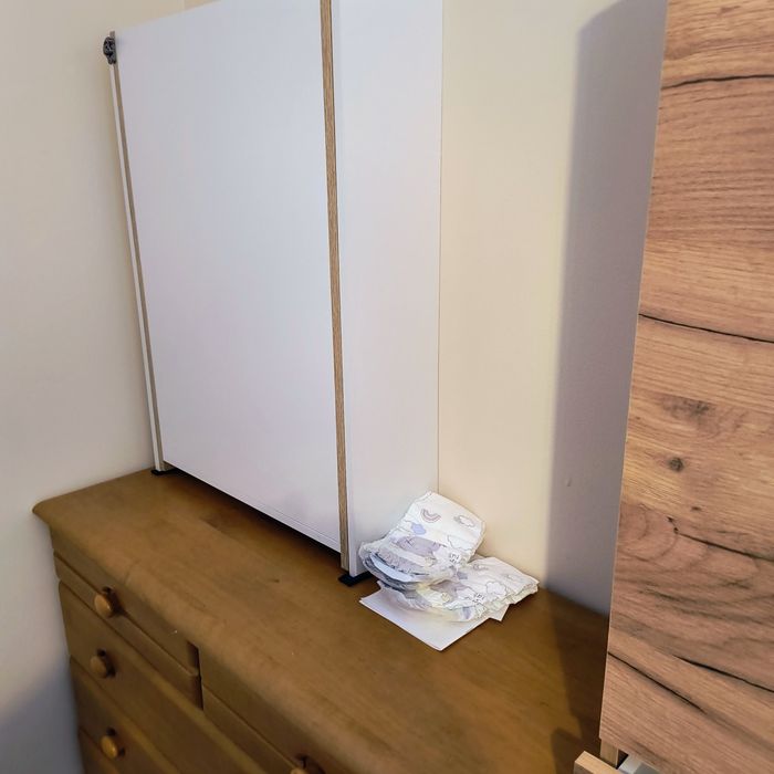 Przewijak ścienny z wkładem po jednym dziecku