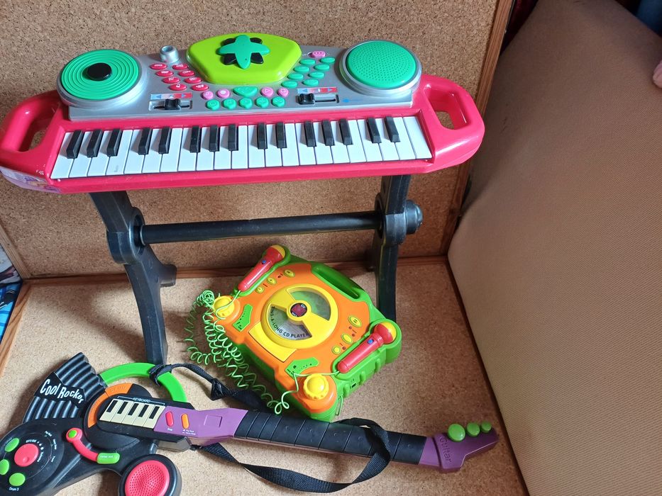 Piano, guitarra, aparelho de karaoke. Ler descrição