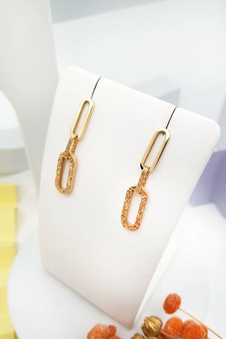 Złote kolczyki na sztyfcie