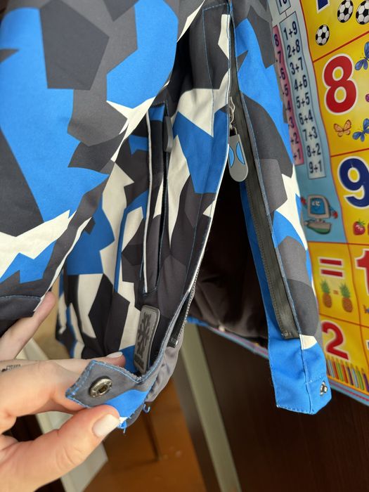 Класна демісезонна куртка на хлопчика 8-9 років