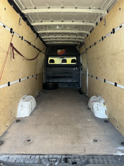 Wypożyczalnia samochodów Wynajem busa dostawczego Kontener - Winda