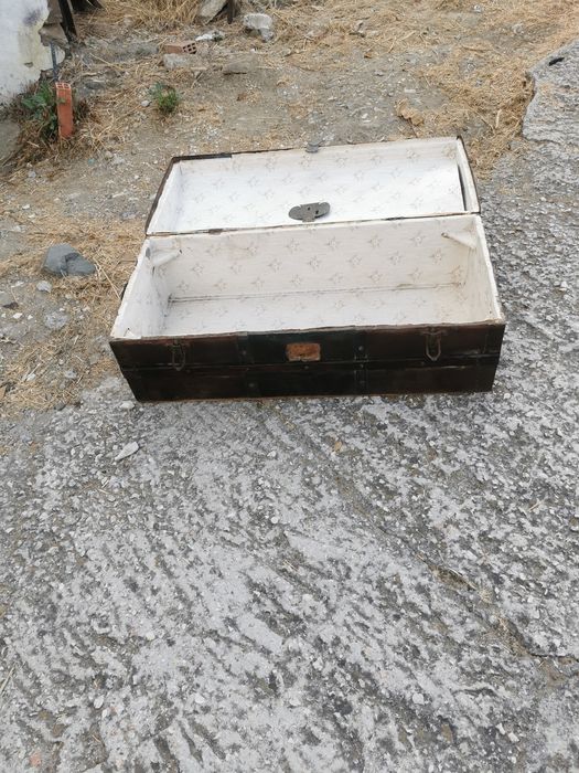 arca de viagem,fim do se xlx princípios do se XX,arca de madeira,forrada em folhas de chapa e tampo abobado,com ferragens