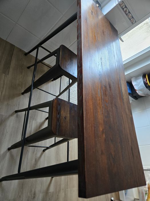 Vendo mesa de Pé  Alto com 2 bancos