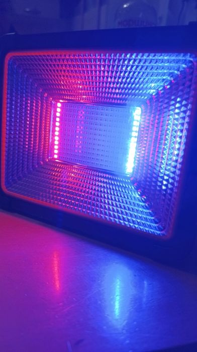 Продам прожектор на солнечной батарее